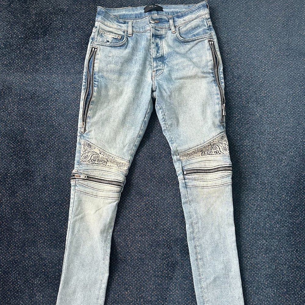 AMIRI LIGHT WASH AND BANDANA